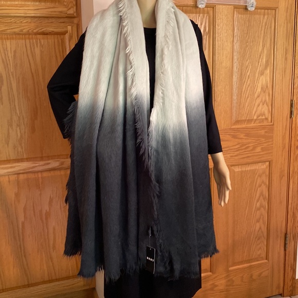 DKNY Large Woven Ombré Scarf Wrap Shawl Grey/Charcoal (approx.32”x84”) - Picture 3 of 6